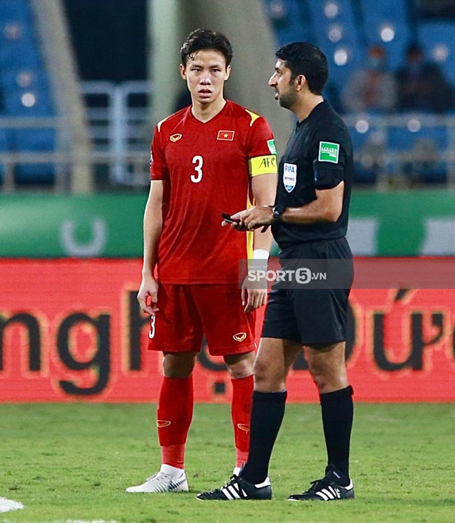 2 phút nín thở căng thẳng cực độ của cầu thủ Việt Nam khi trọng tài check VAR bàn thắng của tuyển Nhật Bản - Ảnh 6.