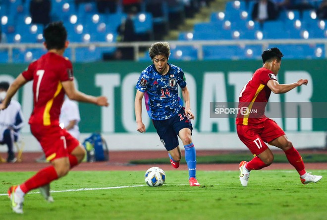 Fan Việt Nam lần đầu yêu VAR, tuyển Nhật Bản ấm ức bị tước bàn thắng thứ 2 - Ảnh 7.