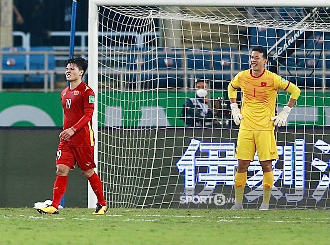2 phút nín thở căng thẳng cực độ của cầu thủ Việt Nam khi trọng tài check VAR bàn thắng của tuyển Nhật Bản - Ảnh 7.