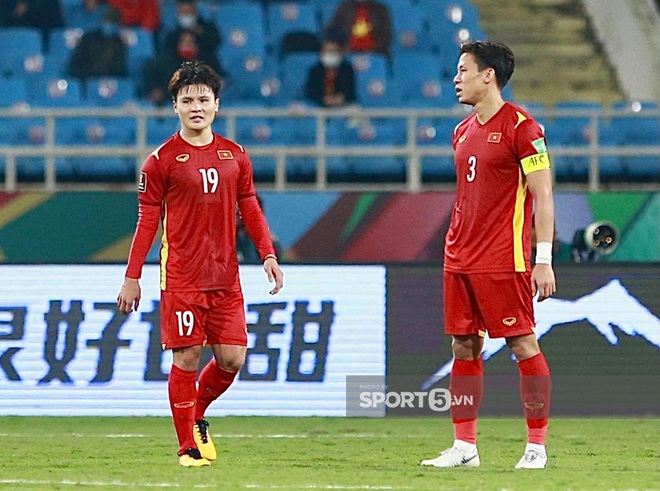 2 phút nín thở căng thẳng cực độ của cầu thủ Việt Nam khi trọng tài check VAR bàn thắng của tuyển Nhật Bản - Ảnh 8.