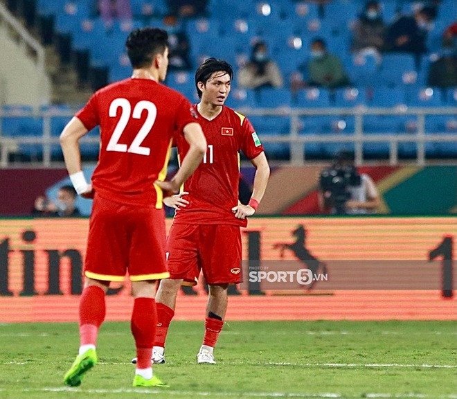 2 phút nín thở căng thẳng cực độ của cầu thủ Việt Nam khi trọng tài check VAR bàn thắng của tuyển Nhật Bản - Ảnh 9.