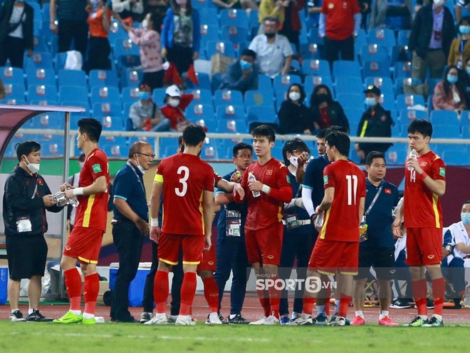 2 phút nín thở căng thẳng cực độ của cầu thủ Việt Nam khi trọng tài check VAR bàn thắng của tuyển Nhật Bản - Ảnh 10.