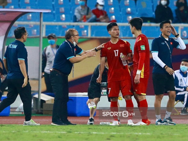 2 phút nín thở căng thẳng cực độ của cầu thủ Việt Nam khi trọng tài check VAR bàn thắng của tuyển Nhật Bản - Ảnh 11.