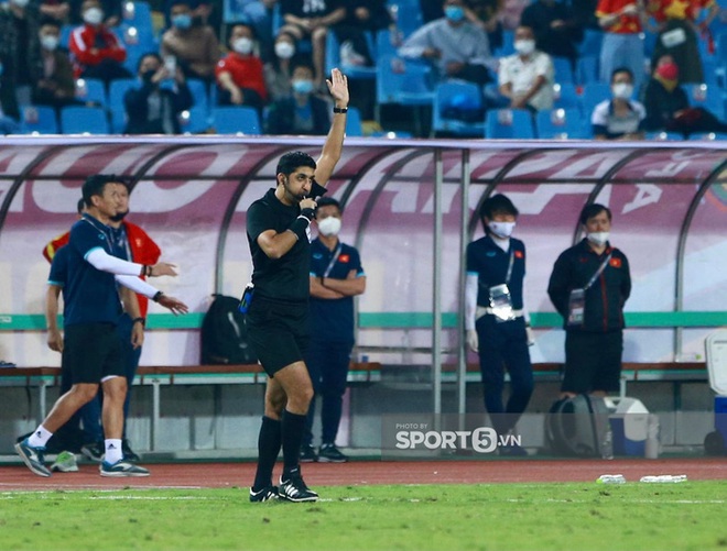 2 phút nín thở căng thẳng cực độ của cầu thủ Việt Nam khi trọng tài check VAR bàn thắng của tuyển Nhật Bản - Ảnh 12.