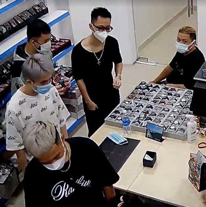 R&ograve; rỉ h&igrave;nh ảnh Rhymastic dẫn tr&ograve; cưng mua đồng hồ, lộ lu&ocirc;n 1 th&iacute; sinh sẽ về đội d&ugrave; chưa xuất hiện tại Rap Việt? - Ảnh 1.