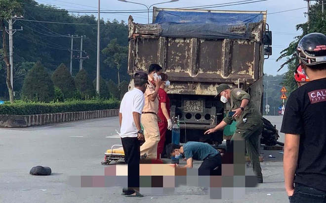 Cha ngã quỵ nhìn vợ con nằm gọn dưới bánh xe ben - Ảnh 1.