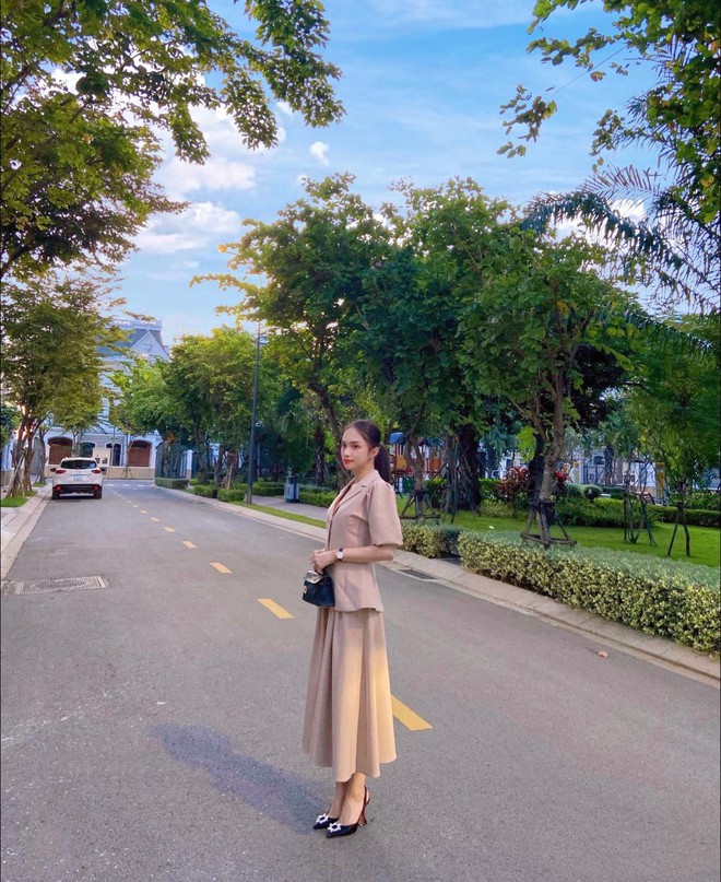 Hương Giang đeo nhẫn kim cương to như hột nh&atilde;n, phủ đồ hiệu đậm kh&iacute; chất tổng t&agrave;i giữa khu nh&agrave; gi&agrave;u - Ảnh 3.