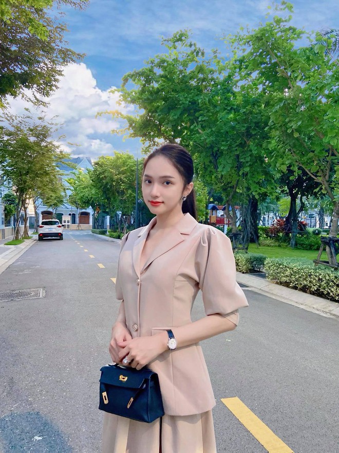 Hương Giang đeo nhẫn kim cương to như hột nh&atilde;n, phủ đồ hiệu đậm kh&iacute; chất tổng t&agrave;i giữa khu nh&agrave; gi&agrave;u - Ảnh 2.