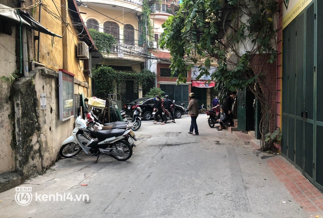 Án mạng nghiêm trọng tại Hà Nội: Người đàn ông bất ngờ bị hàng xóm đâm tử vong - Ảnh 1.