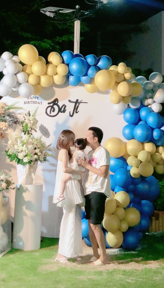 Gia đ&igrave;nh Trường Giang chung khung h&igrave;nh, &aacute;i nữ nay đ&atilde; lớn r&otilde; v&agrave; c&ograve;n biết l&agrave;m h&agrave;nh động cực cute n&agrave;y! - Ảnh 4.