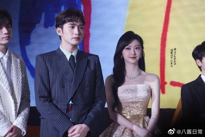 Trong l&uacute;c Angela Baby n&eacute; t&igrave;nh cũ như n&eacute; t&agrave;, 1 cặp đ&ocirc;i ph&aacute;t cẩu lương rợp trời với loạt khoảnh khắc &ldquo;&aacute;m muội&rdquo; g&acirc;y b&atilde;o ở đ&ecirc;m hội - Ảnh 3.