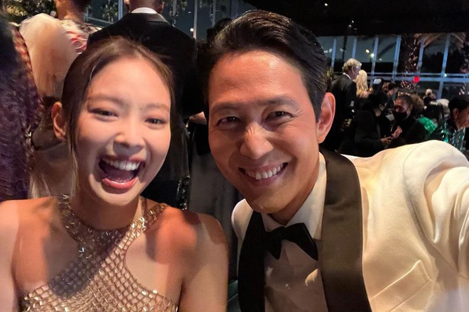 Lee Jung Jae (Squid Game) cuối cùng đã tung ảnh với Jennie tại LACMA, giữa họ có quan hệ gì mà làm cả triệu người phát sốt? - Ảnh 2.