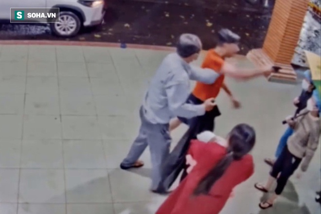 C&ocirc;ng an chĩa s&uacute;ng v&agrave;o nh&acirc;n vi&ecirc;n y tế: Lo lắng cho con n&ecirc;n kh&ocirc;ng kiểm so&aacute;t được cảm x&uacute;c - Ảnh 2.