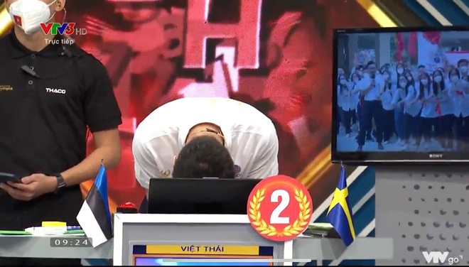 Việt Th&aacute;i &ocirc;m mặt, Ho&agrave;ng Kh&aacute;nh bật kh&oacute;c sau 1 c&acirc;u hỏi ở chung kết Olympia: Khoảnh khắc hot nhất s&aacute;ng nay - Ảnh 2.