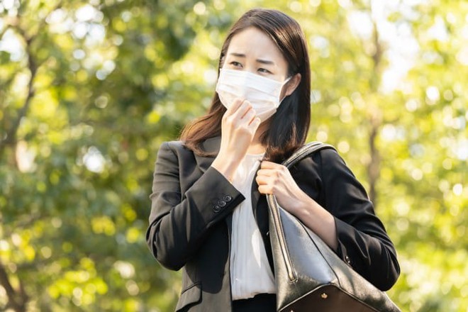 Sang Nhật Bản mà đeo khẩu trang màu đen kiểu gì cũng bị soi, vì sao lại có sự kỳ thị này? - Ảnh 2.