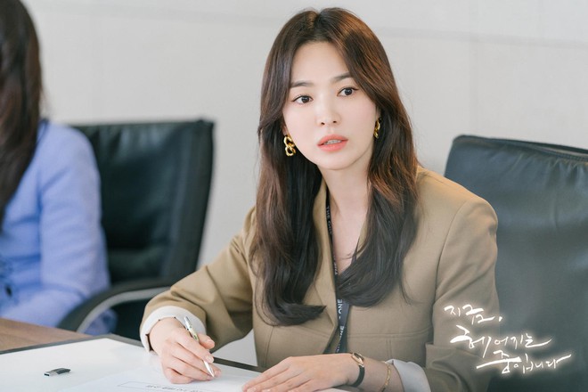 Giải ngố b&ugrave;ng binh quan hệ ở bom tấn của Song Hye Kyo: T&oacute;m lại chị đẹp sẽ y&ecirc;u đắm đuối em trai người y&ecirc;u cũ? - Ảnh 2.
