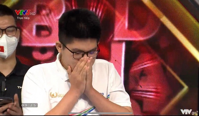 Việt Th&aacute;i &ocirc;m mặt, Ho&agrave;ng Kh&aacute;nh bật kh&oacute;c sau 1 c&acirc;u hỏi ở chung kết Olympia: Khoảnh khắc hot nhất s&aacute;ng nay - Ảnh 3.