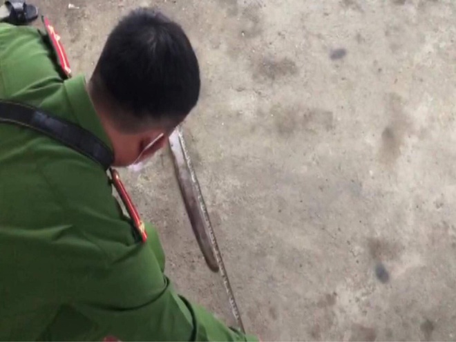 B&eacute; 4 tuổi bị cậu v&ocirc; t&igrave;nh n&eacute;m dao tr&uacute;ng cổ tử vong - Ảnh 2.