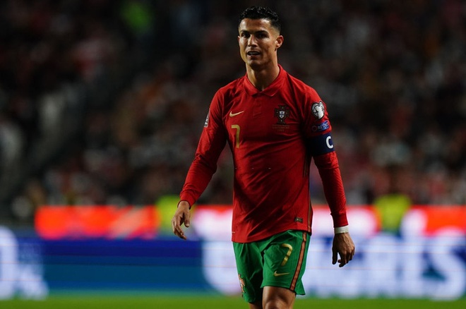 Ronaldo nổi giận đùng đùng, xả cơn thịnh nộ khi giáp mặt ông thầy sau trận thua cay đắng khiến Bồ Đào Nha mất vé dự World Cup - Ảnh 3.