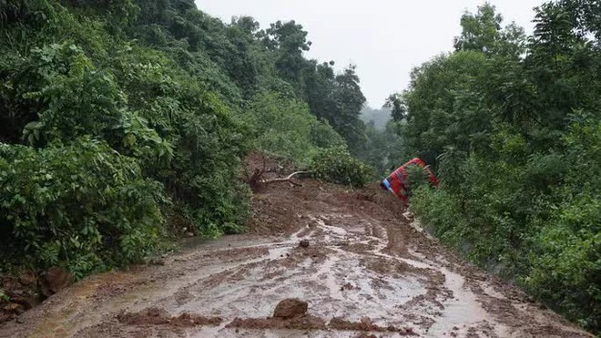 Đang l&ecirc;n đ&egrave;o, xe kh&aacute;ch bất ngờ bị đất đ&aacute; tr&ecirc;n n&uacute;i đổ xuống v&ugrave;i lấp - Ảnh 1.