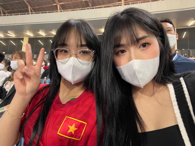 Góc fan cứng ông chú Tấn Trường, Quỳnh Alee và Gấm Kami đến tận sân Mỹ Đình để cổ vũ ĐT Việt Nam - Ảnh 3.