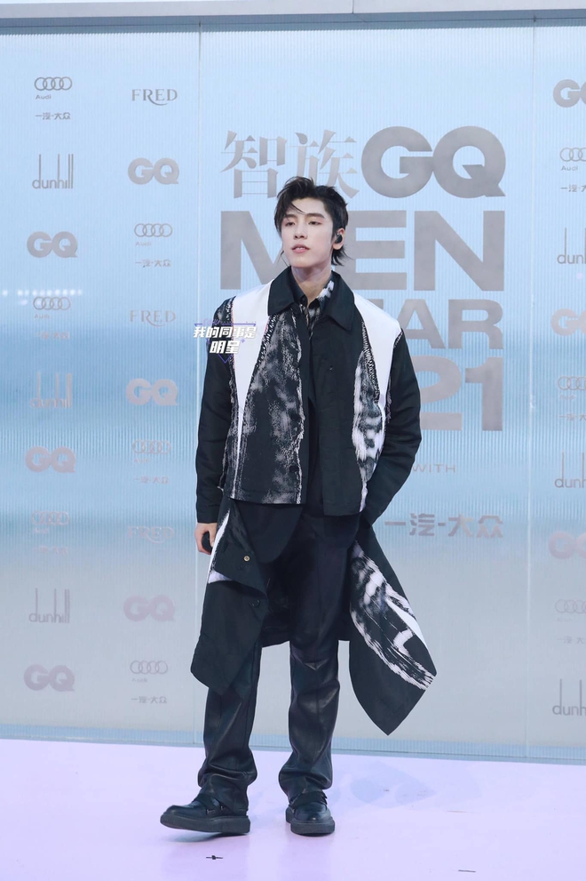Giữa 1 rừng sao đ&igrave;nh đ&aacute;m dự sự kiện GQ, nam ca sĩ n&agrave;y l&agrave; ai m&agrave; được Địch Lệ Nhiệt Ba vẫy ch&agrave;o ngọt đến thế? - Ảnh 8.