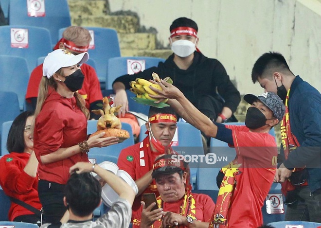 CĐV Việt Nam lập bàn cầu may ở sân Mỹ Đình trước trận Việt Nam gặp Saudi Arabia - Ảnh 2.
