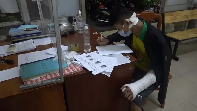 C&atilde;i nhau tr&ecirc;n mạng, hai thiếu ni&ecirc;n ở quận B&igrave;nh T&acirc;n bị ch&eacute;m dữ dội - Ảnh 2.