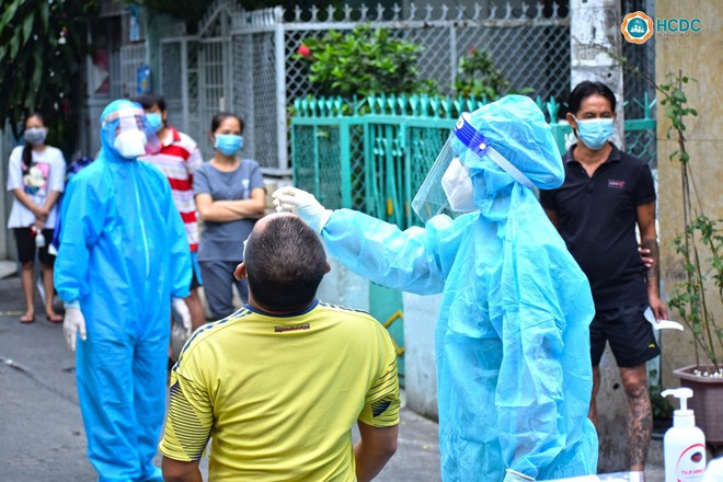 TP.HCM: Nhân viên y tế xin thôi việc vì gia đình khó chấp nhận người vợ 5 tháng không về - Ảnh 1.