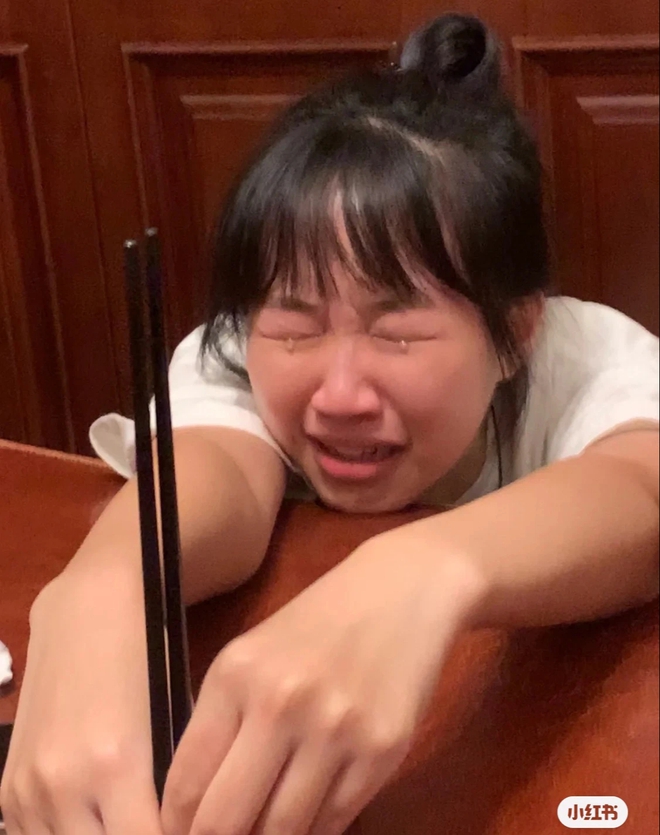 Th&ugrave; gh&eacute;t em d&acirc;u lu&ocirc;n t&igrave;m c&aacute;ch chơi xấu con trai m&igrave;nh, c&ocirc; chị hăng m&aacute;u xuống tay khiến mối quan hệ chị em d&acirc;u ph&uacute;t chốc th&agrave;nh bầu nước l&atilde; - Ảnh 1.