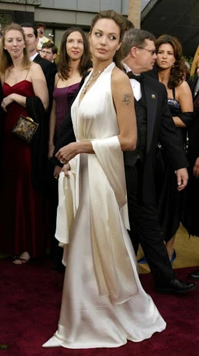 Chiếc váy của Angelina Jolie có gì đáng kinh ngạc mà nhóm người đứng sau "mắt chữ O mồm chữ A"? - Ảnh 3.