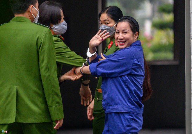 Vợ Đường Nhuệ bị giam vẫn trang điểm, sơn móng tay đỏ chót ra tòa, có bất thường không? - Ảnh 2.