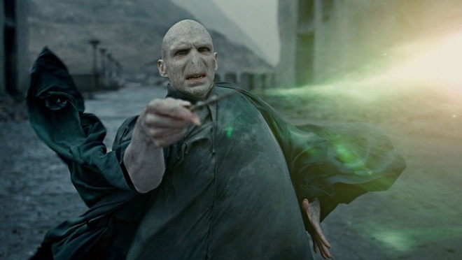 5 quyết định ngớ ngẩn nhất của Voldemort trong Harry Potter khiến hắn bị giết: Làm được điều số 4 là Harry xanh cỏ từ lâu rồi! - Ảnh 3.