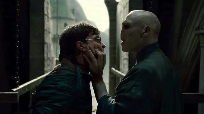 5 quyết định ngớ ngẩn nhất của Voldemort trong Harry Potter khiến hắn bị giết: Làm được điều số 4 là Harry xanh cỏ từ lâu rồi! - Ảnh 5.