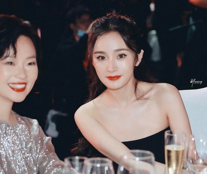 Bữa tiệc visual m&atilde;n nh&atilde;n đ&ecirc;m ELLE: Nhiệt Ba - Dương Mịch kinh diễm &ldquo;ngộp thở&rdquo;, Th&aacute;i Từ Kh&ocirc;n lu mờ v&igrave; đ&agrave;n em nam thần - Ảnh 6.