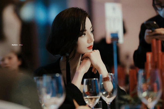 Bữa tiệc visual m&atilde;n nh&atilde;n đ&ecirc;m ELLE: Nhiệt Ba - Dương Mịch kinh diễm &ldquo;ngộp thở&rdquo;, Th&aacute;i Từ Kh&ocirc;n lu mờ v&igrave; đ&agrave;n em nam thần - Ảnh 5.