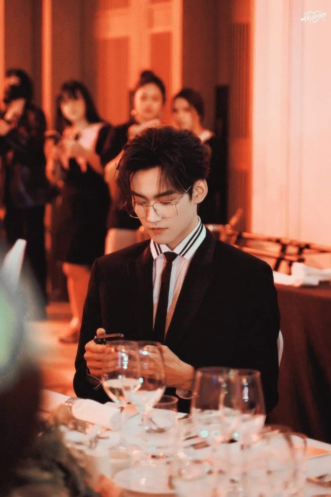 Bữa tiệc visual m&atilde;n nh&atilde;n đ&ecirc;m ELLE: Nhiệt Ba - Dương Mịch kinh diễm &ldquo;ngộp thở&rdquo;, Th&aacute;i Từ Kh&ocirc;n lu mờ v&igrave; đ&agrave;n em nam thần - Ảnh 11.