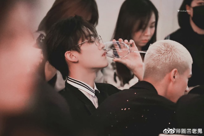 Bữa tiệc visual m&atilde;n nh&atilde;n đ&ecirc;m ELLE: Nhiệt Ba - Dương Mịch kinh diễm &ldquo;ngộp thở&rdquo;, Th&aacute;i Từ Kh&ocirc;n lu mờ v&igrave; đ&agrave;n em nam thần - Ảnh 12.