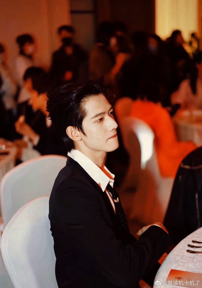 Bữa tiệc visual m&atilde;n nh&atilde;n đ&ecirc;m ELLE: Nhiệt Ba - Dương Mịch kinh diễm &ldquo;ngộp thở&rdquo;, Th&aacute;i Từ Kh&ocirc;n lu mờ v&igrave; đ&agrave;n em nam thần - Ảnh 10.