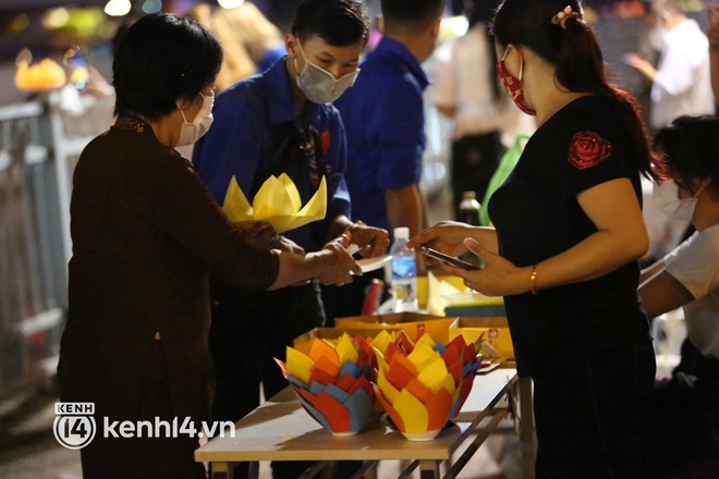 Người dân nhiều nơi tắt đèn, thắp nến và thả hoa đăng để tưởng niệm hơn 23.000 đồng bào đã mất vì COVID-19 - Ảnh 9.