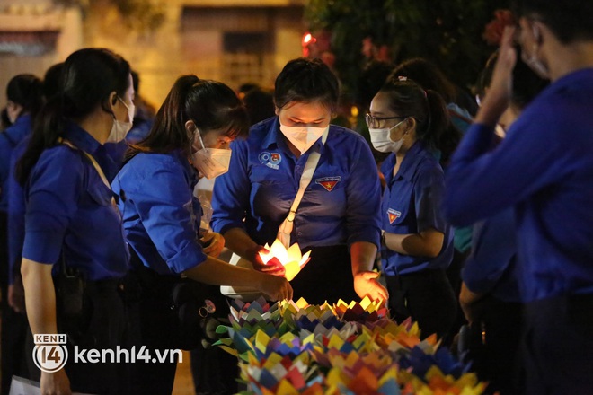 Người dân nhiều nơi tắt đèn, thắp nến và thả hoa đăng để tưởng niệm hơn 23.000 đồng bào đã mất vì COVID-19 - Ảnh 12.