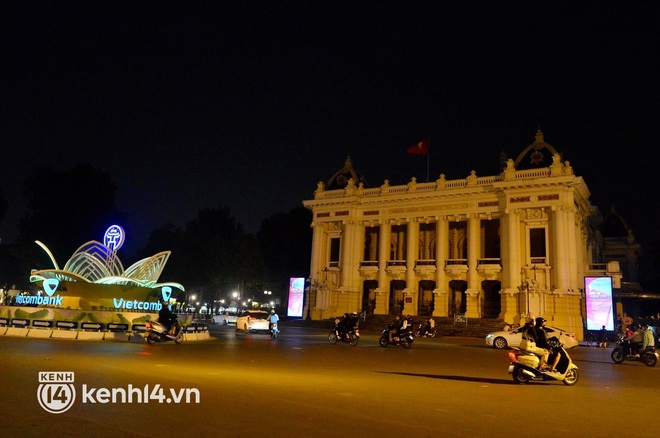 Người dân nhiều nơi tắt đèn, thắp nến và thả hoa đăng để tưởng niệm hơn 23.000 đồng bào đã mất vì COVID-19 - Ảnh 5.