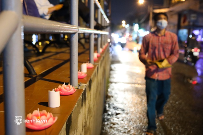 Người dân nhiều nơi tắt đèn, thắp nến và thả hoa đăng để tưởng niệm hơn 23.000 đồng bào đã mất vì COVID-19 - Ảnh 3.