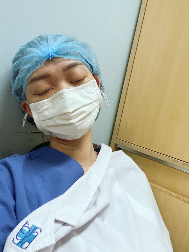 Những người từ c&otilde;i chết Covid-19 về: T&ocirc;i vẫn tự thắp hương cho bệnh nh&acirc;n đ&atilde; mất của m&igrave;nh - Ảnh 1.