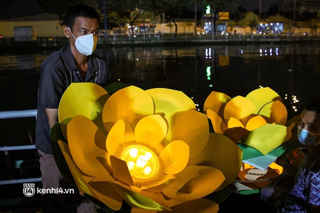 Người dân nhiều nơi tắt đèn, thắp nến và thả hoa đăng để tưởng niệm hơn 23.000 đồng bào đã mất vì COVID-19 - Ảnh 9.