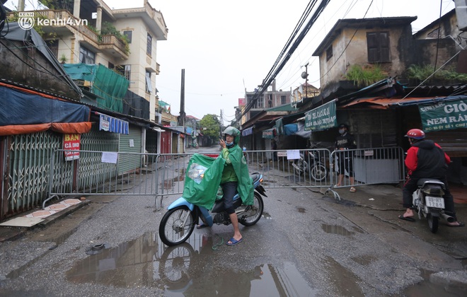 Hà Nội: Lập chốt cứng, dùng loa kéo phát thông báo người dân đi xét nghiệm Covid-19 tại ổ dịch 21 ca F0 - Ảnh 3.