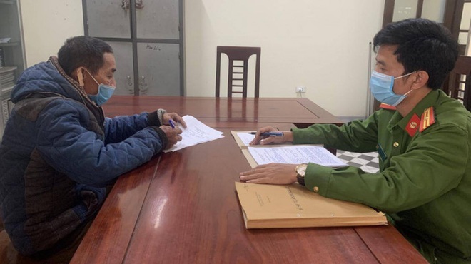 Bực th&aacute;i độ, chồng x&aacute;ch dao truy đuổi ch&eacute;m li&ecirc;n tiếp v&agrave;o người, đầu vợ - Ảnh 1.