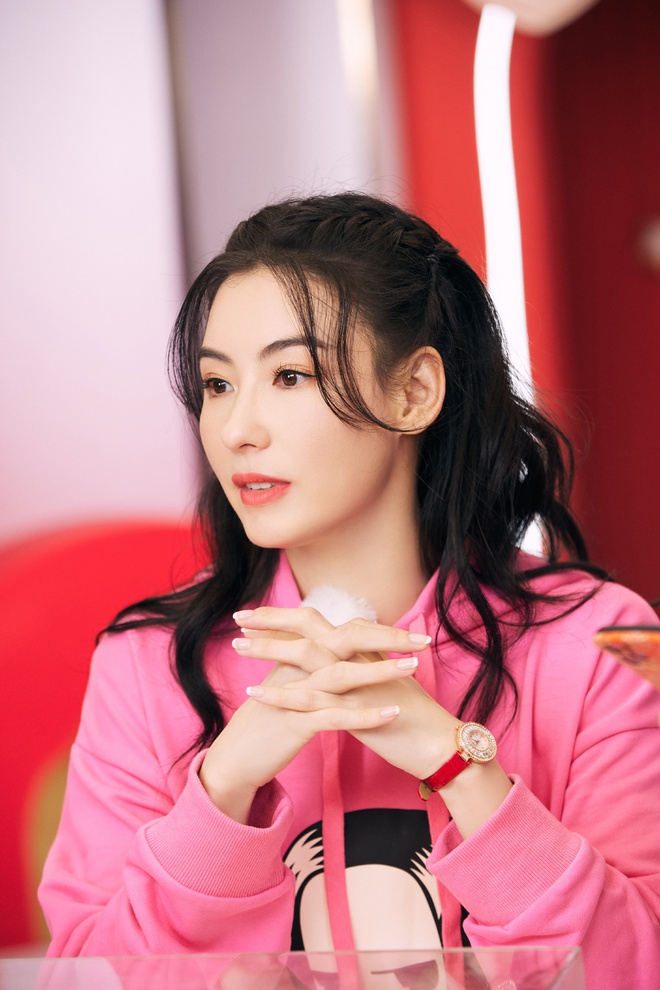 Trương B&aacute; Chi lần đầu livestream b&aacute;n h&agrave;ng online, nhan sắc đỉnh đến mức khiến web sập chỉ sau v&agrave;i ph&uacute;t l&ecirc;n s&oacute;ng - Ảnh 4.