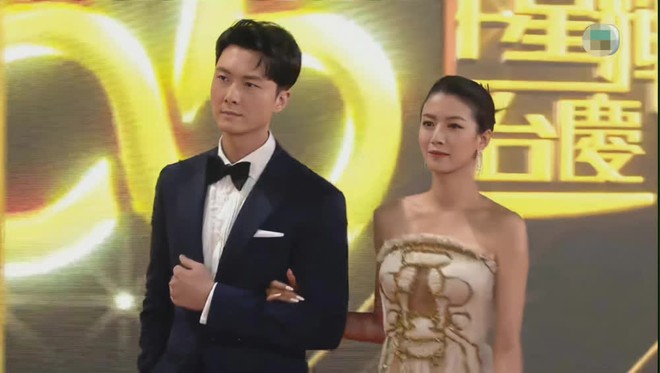 Lễ kỷ niệm đ&aacute;ng xấu hổ nhất lịch sử TVB: 1 t&agrave;i tử nắm tay tiểu tam bỏ mặc vợ, thảm đỏ như nồi ch&aacute;o heo c&ograve;n gặp 1001 lỗi kỹ thuật! - Ảnh 5.
