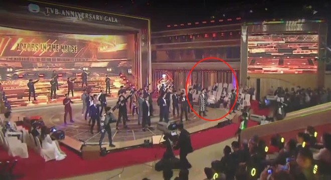 Lễ kỷ niệm đ&aacute;ng xấu hổ nhất lịch sử TVB: 1 t&agrave;i tử nắm tay tiểu tam bỏ mặc vợ, thảm đỏ như nồi ch&aacute;o heo c&ograve;n gặp 1001 lỗi kỹ thuật! - Ảnh 11.